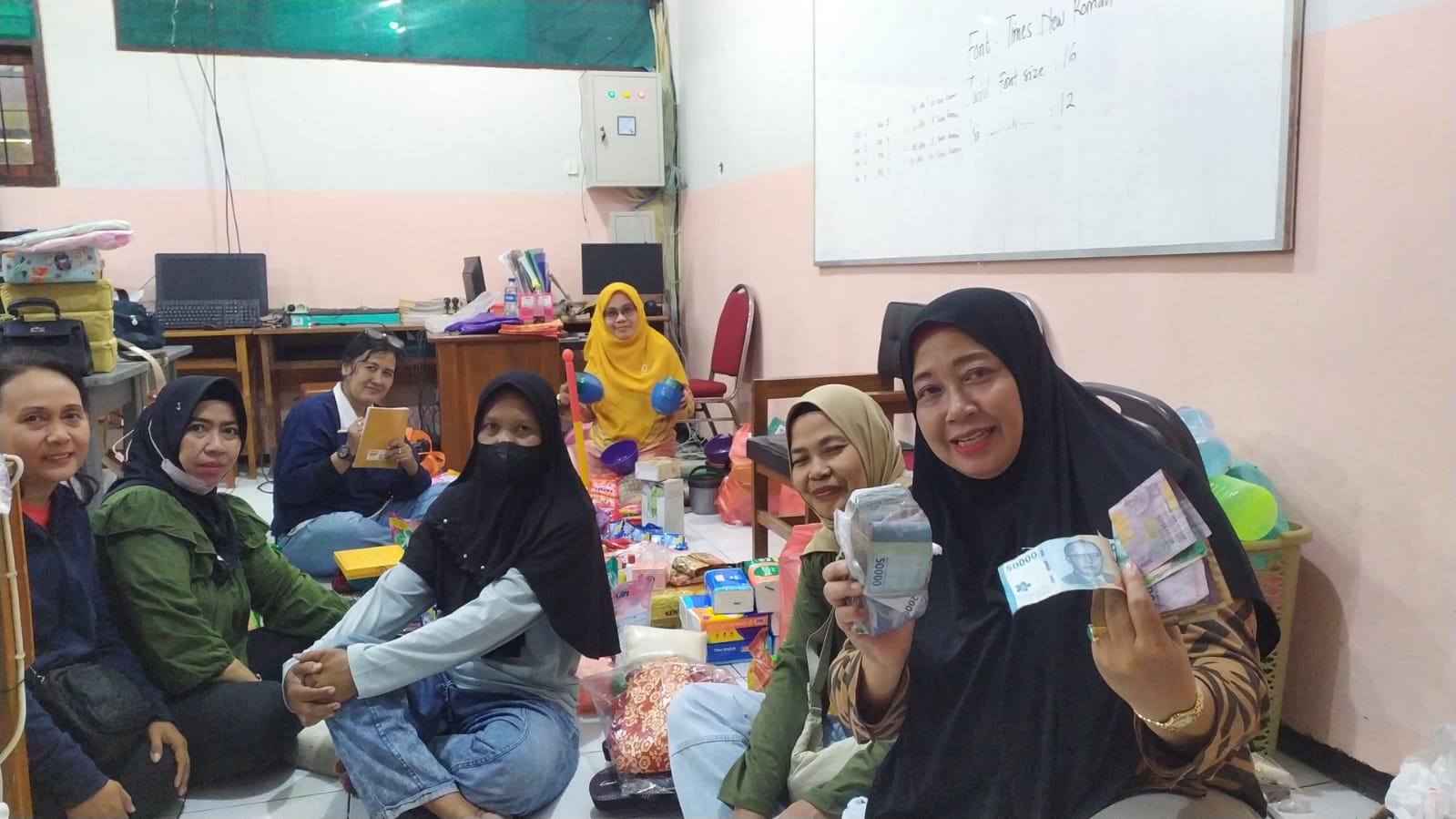 Semangatnya Ibu-ibu Komite SMPN 3 Porong Dalam Kegiatan Jantung Sehat Memperingati Hari Kemerdekaan ke-81