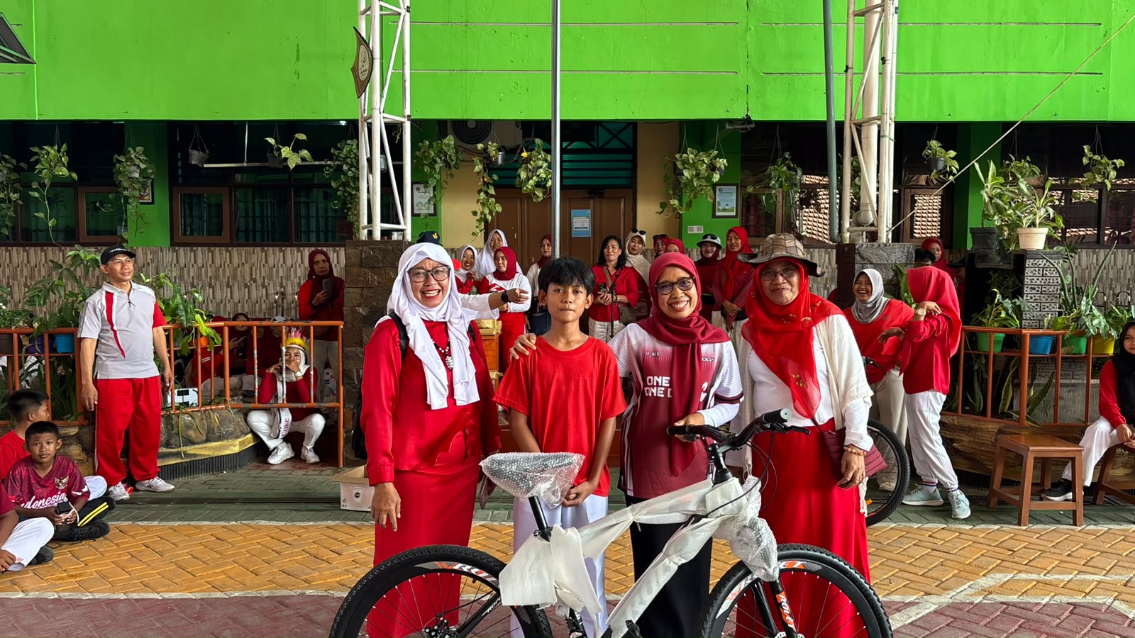 Salah satu Hadiah Utama Sudah Diterima Oleh Murid Kelas 7 SMPN 3 Porong