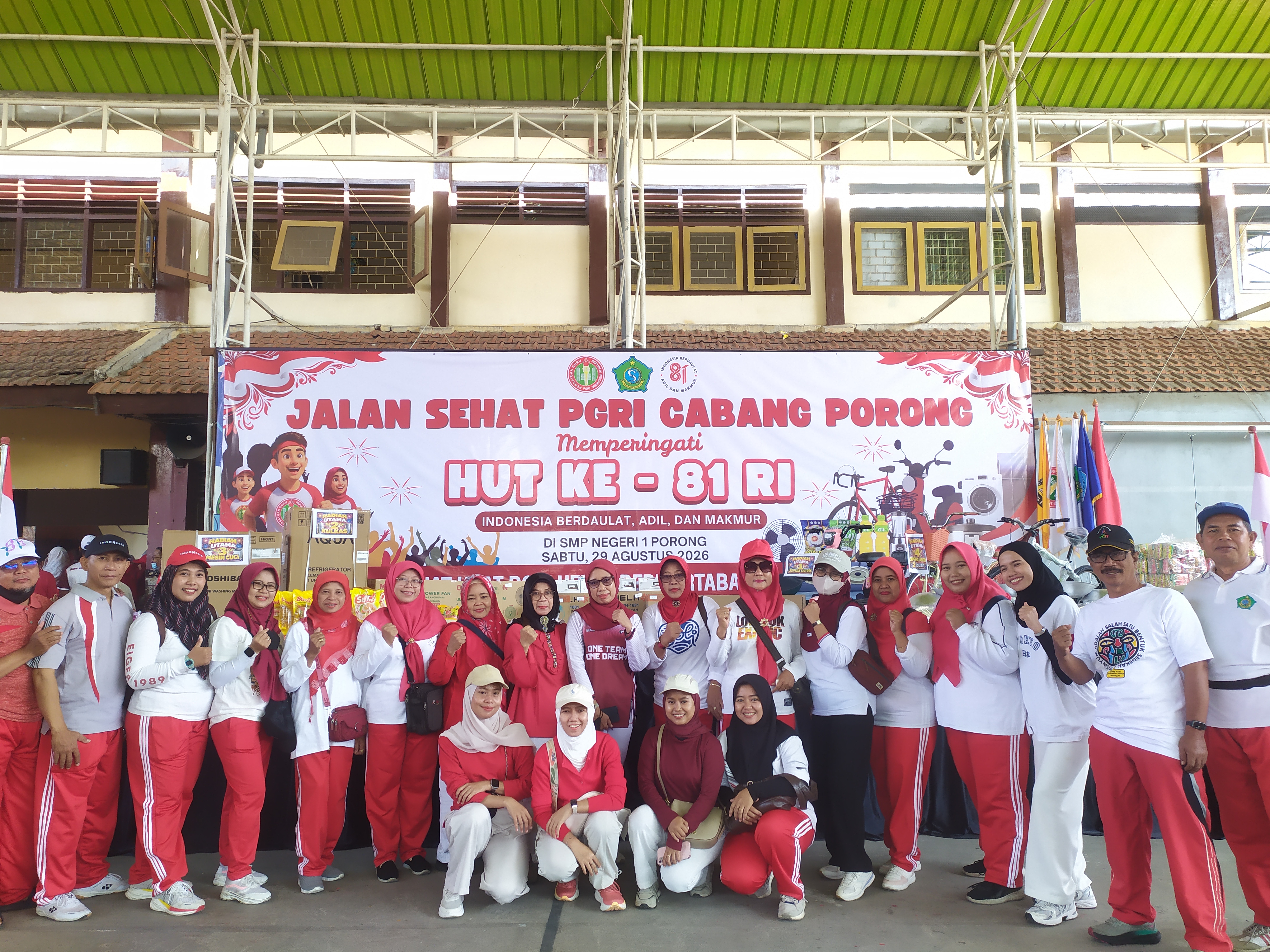 SMPN 3 Porong ikut memeriahkan Jalan Sehat PGRI Kec. Porong